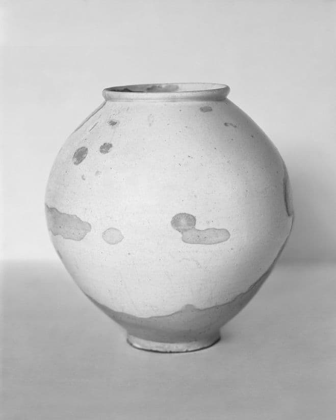 The Pursuit of White – Porcelain Vessel Photos by Bohnchang Koo