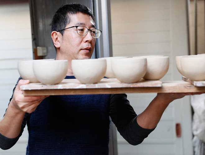 New Feature – Inside the Ceramic Studio of Japanese Potter Makoto Asebi