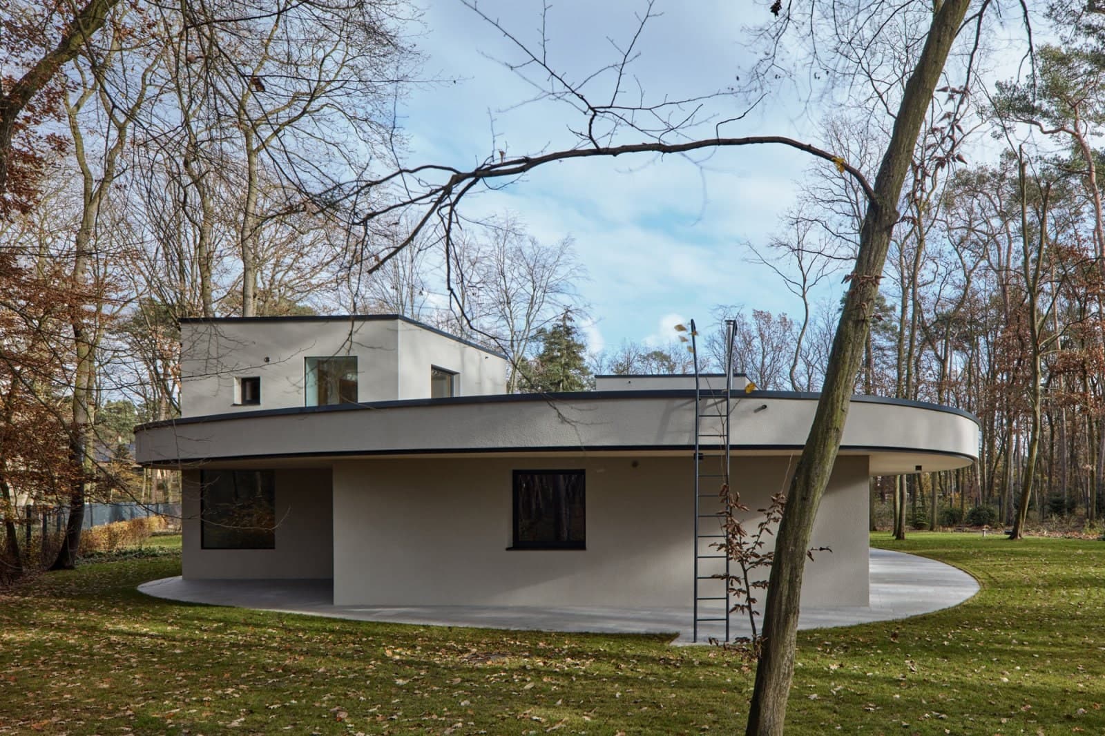 Organic Simplicity – The Forest Villa by Mjölk Architects