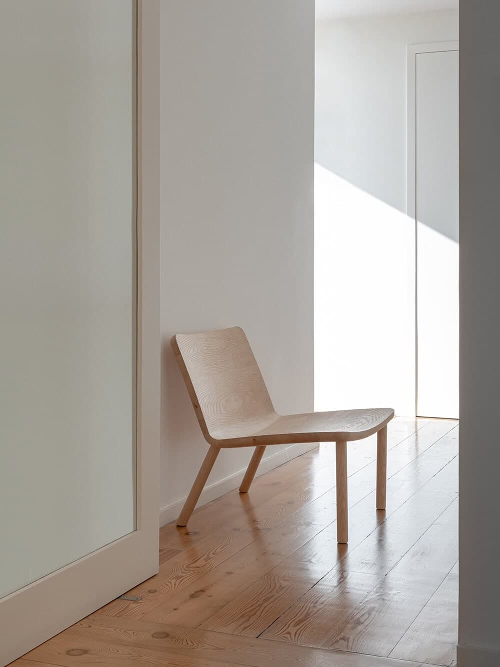 Mastering Minimalism – ALLAY Chair by Daniel Schofield