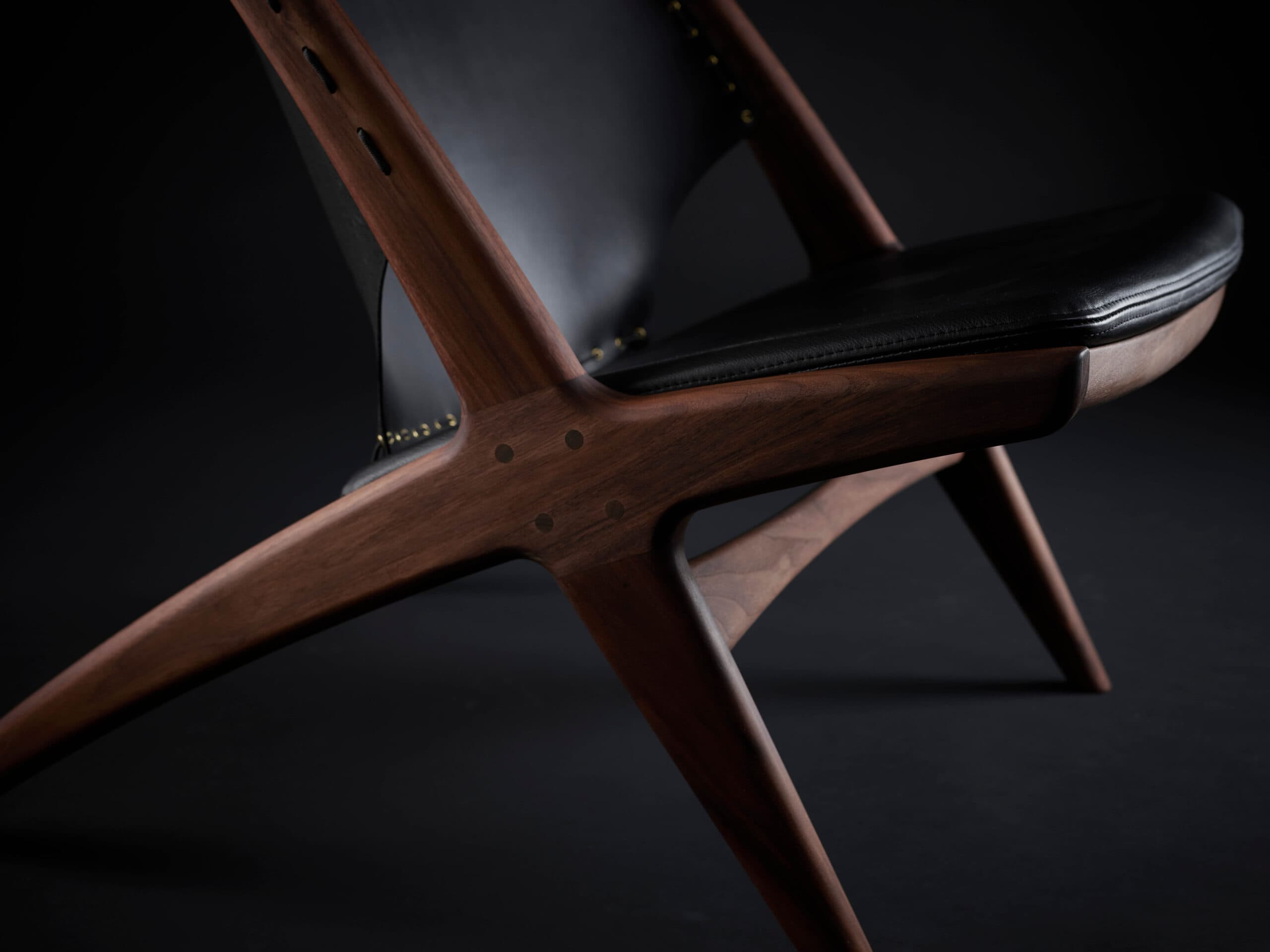 Krysset lounge chair by Fredrik A. Kayser: close view of the crossed wood frame, backrest lacing and black-leather seat