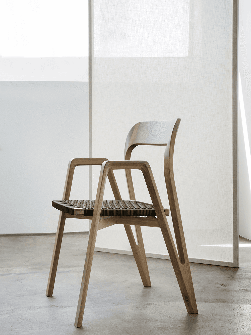 Under U01 oak chair with curved arms and a woven seat