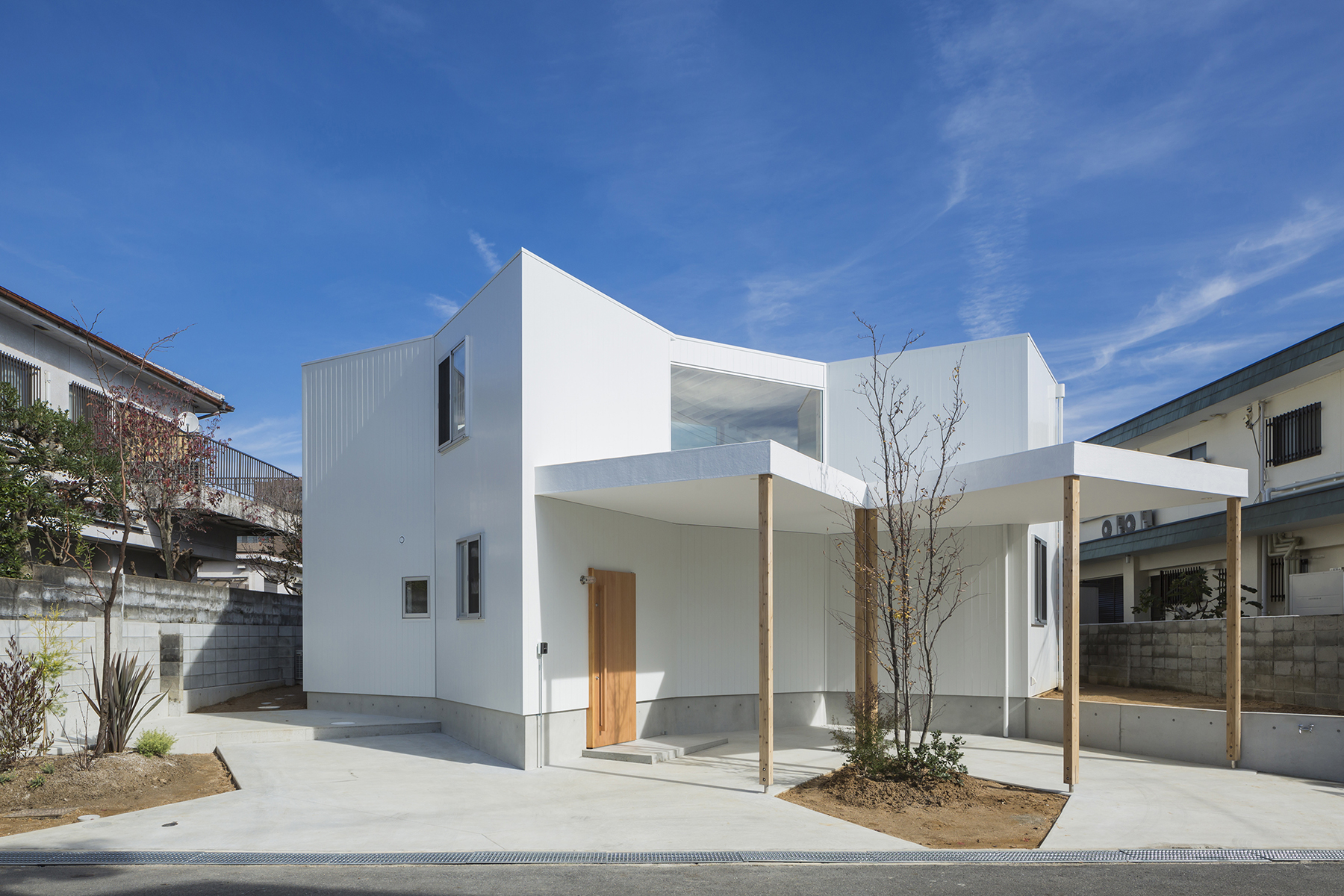 House in Hokusetsu, Osaka (2015): exterior and entrance