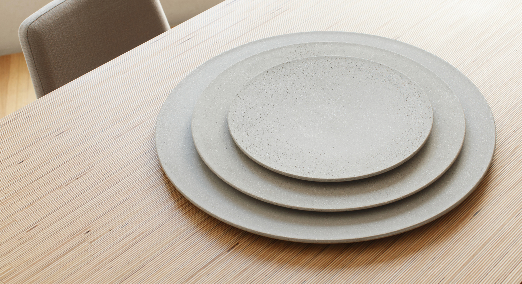 Tenue plates stacked to show their sizes and concrete surfaces