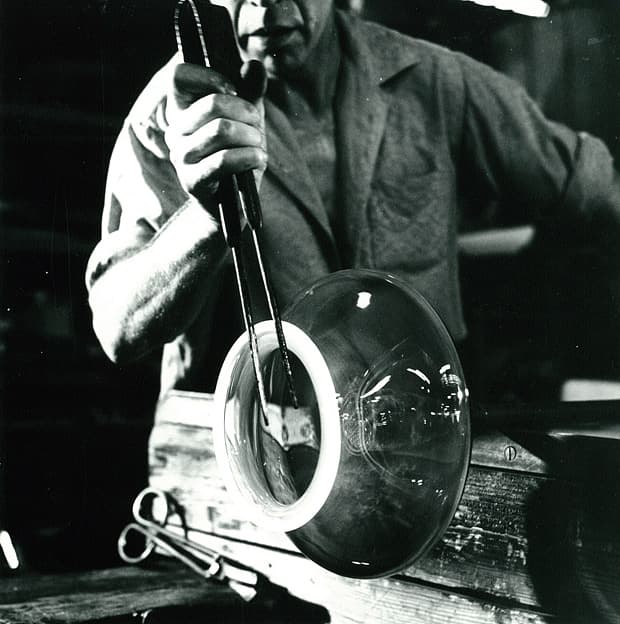 Hadeland Glassverk archive, shaping a glass vessel (replacement image)