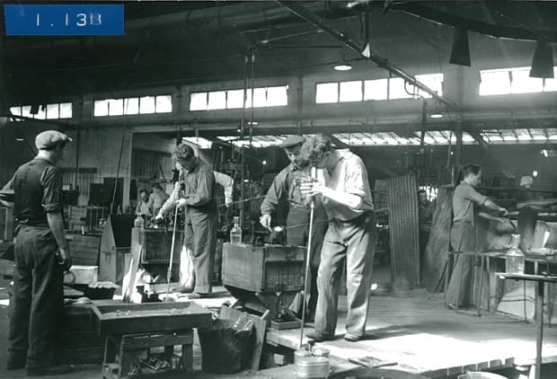 Hadeland Glassverk archive, workers on the factory floor (replacement image)