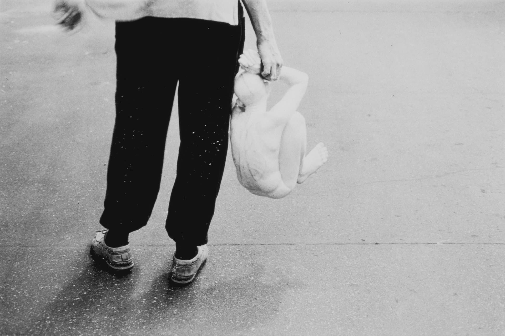 Gautier Deblonde: Ron Mueck carrying the Boy maquette, April1,2000.