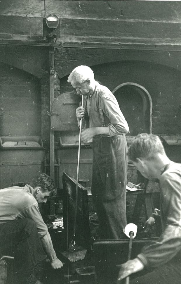 Hadeland Glassverk archive, glassblower and assistants (replacement image)