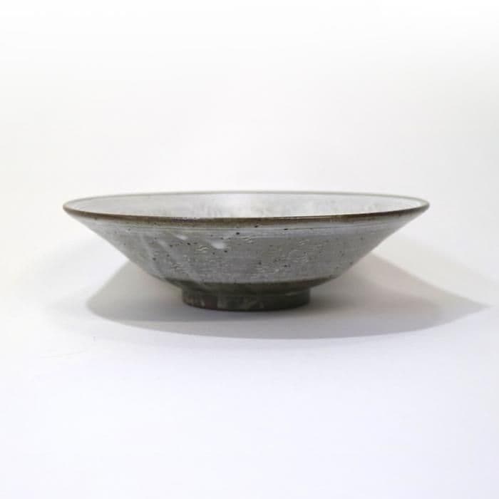 Yuichi Murakami’s white-slip five-grain harvest-pattern shallow bowl, side view.