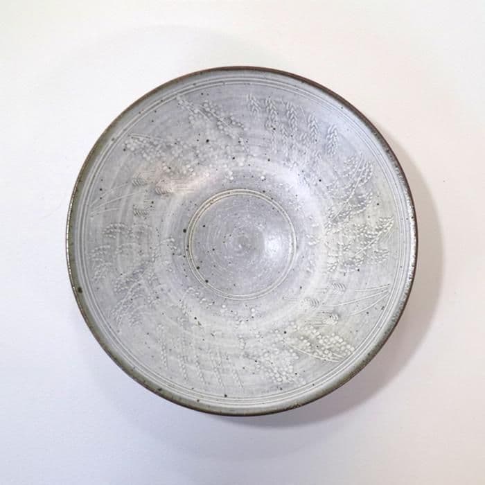 Yuichi Murakami’s white-slip five-grain harvest-pattern shallow bowl, top view.