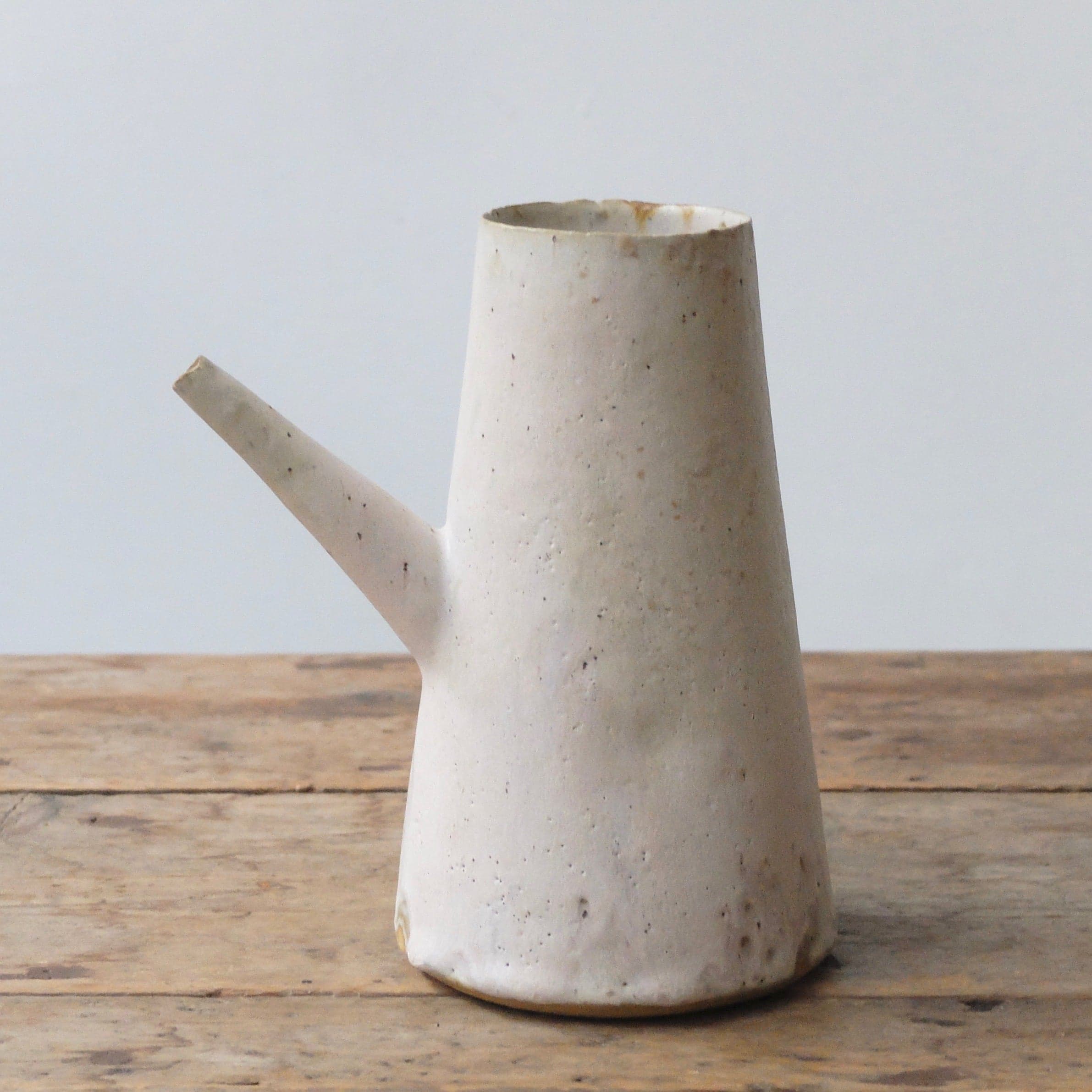 Yoko Ozawa’s white Kirikabu stump pouring vessel, complete vessel.