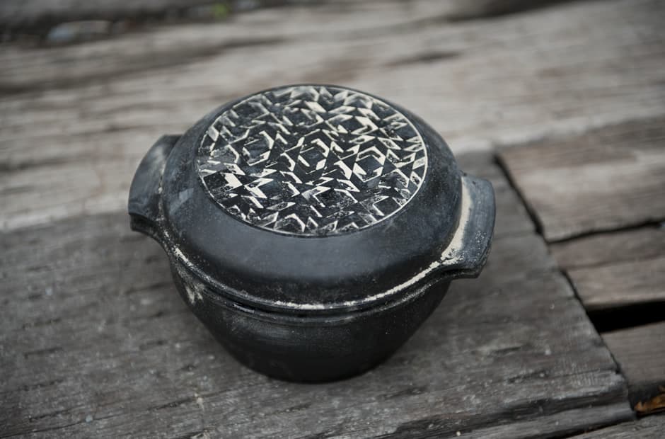 WEEKENDER ROUND cast-iron pot by (READYMADE) PRODUCTS, patterned lid