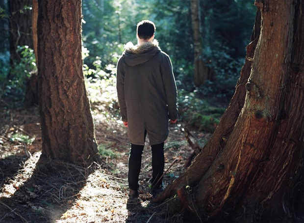 Увидела в лесу мужика. Парень в лесу. Парень в лесу со спины. Мужская фотосессия в лесу. Парень в пальто лес.