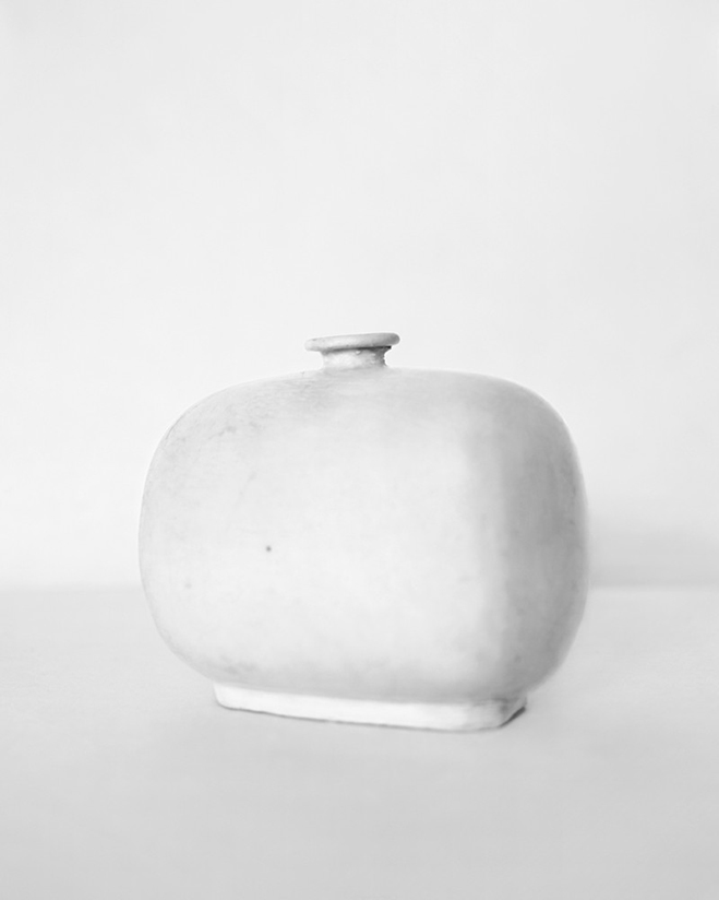 In-the-Pursuit-of-White---Porcelain-Vessels-Photographed-by-Bohnchang-Koo-7