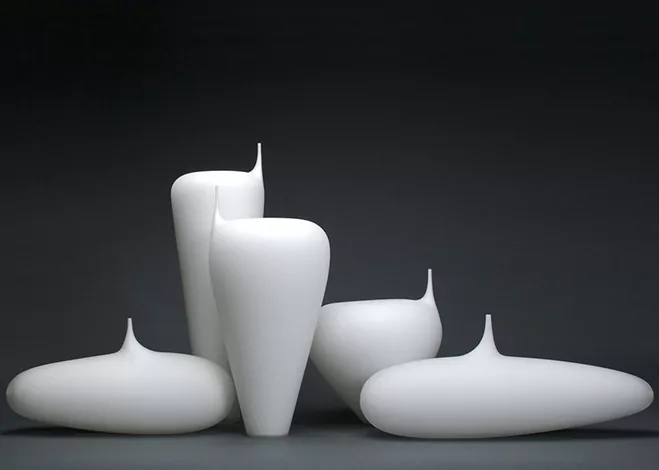Sculptural-Glass-Vases-by-Glassblower-Devin-Burgess-3